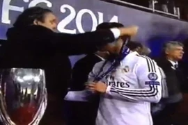 Rô “điệu” lém lỉnh định “cuỗm” kỷ niệm chương của UEFA