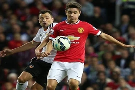 Ấn tượng “Paul Scholes mới” nhảy múa trong vòng vây 3 cầu thủ đối phương