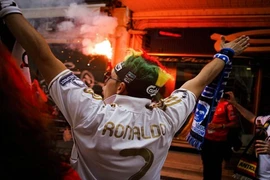 Chùm ảnh: Fan Real và Atletico khuấy động Lisbon