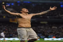 Sao Man City ăn mừng bàn thắng bằng cách… khoe “quần chip” 