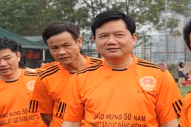 Bộ trưởng Đinh La Thăng sát cánh cùng các cựu danh thủ giành cúp vô địch