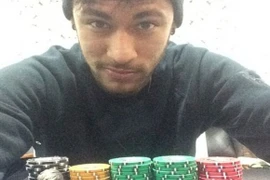 Không đá bóng, Neymar thành “thánh bài”