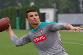 Tuyển Bồ Đào Nha đến Brazil muộn nhất vì mải chơi…bóng bầu dục