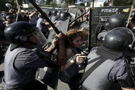 Sốc: Bạo loạn trên đường phố Brazil vì phản đối World Cup