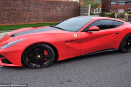 “Siêu quậy” Balotelli lại khoe “xế” khủng, làm trò hề trên sân tập