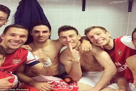 “Bay” răng cửa, Mikel Arteta lặng nhìn đồng đội “khoe” răng