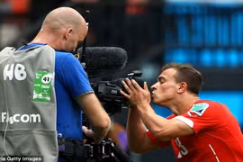 Shaqiri lập hat-trick, Thụy Sĩ theo Pháp vào vòng 16 đội