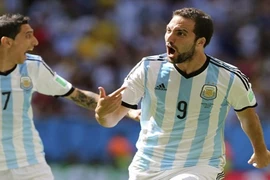 Siêu phẩm đá nối của Higuain đưa Argentina vào bán kết