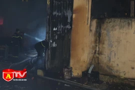 Kịp thời cháy nhà dân chuyên đóng đồ gỗ ở Hà Nội