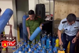 Triệt phá kho hàng chứa hơn 100 bình "khí cười" tại Cầu Giấy