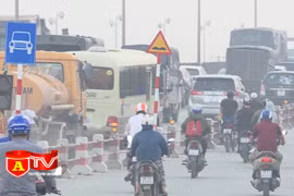 Giao thông qua cầu Thanh Trì cải thiện rõ rệt sau khi tách riêng làn ô tô và xe máy