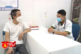 Những thầy thuốc tận tụy chăm sóc người bệnh "mang áo số"