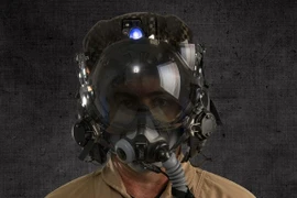 Xem mũ bay cực hiện đại của phi công lái F-35 Lightning II