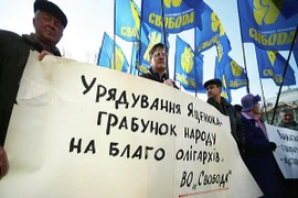 Hàng trăm người Ukraine biểu tình và đòi Thủ tướng từ chức