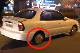 Ô tô đi bằng vành lao vun vút trên phố Hà Nội