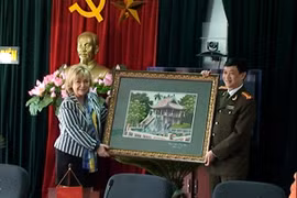 Đoàn đại biểu cấp cao Vương quốc Thụy Điển thăm CAQ Long Biên. 