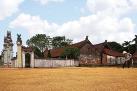 Giữ đình làng bằng... Facebook