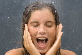 Không nên rửa mặt dưới vòi hoa sen