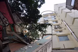 Đình chỉ công trình xây dựng làm rơi bê tông vào nhà dân