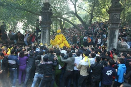 Mùa lễ hội mở đầu êm ả