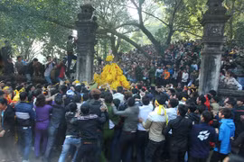 Mùa lễ hội mở đầu êm ả