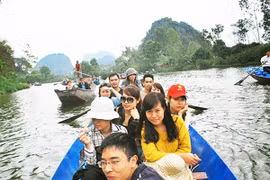 Du lịch tâm linh: Lo lắng vì... đông khách