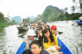 Du lịch tâm linh: Lo lắng vì... đông khách