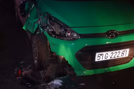 Đối đầu với xe taxi, nam thanh niên nguy kịch
