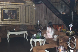 Đột kích quán cà phê hoạt động trá hình, treo đầy ảnh khiêu dâm