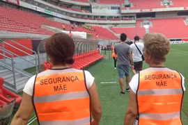 Thuê mẹ cầu thủ để giảm bạo lực sân cỏ