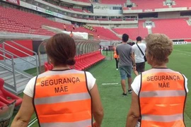 Thuê mẹ cầu thủ để giảm bạo lực sân cỏ