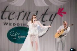 Hồ Ngọc Hà diện váy cưới, biểu diễn cực sung tại Hà Nội