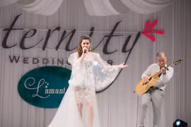 Hồ Ngọc Hà diện váy cưới, biểu diễn cực sung tại Hà Nội