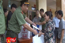 Ấm lòng người dân vùng lũ