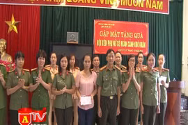 Trao sổ tiết kiệm cho hội viên phụ nữ có hoàn cảnh khó khăn