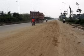 Bùn đất trạt đường gom Đại lộ Thăng Long