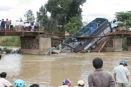 Cầu 8 tấn, xe 40 tấn chạy qua gây sập