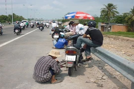 Xe máy dính “đinh tặc”, 2 mẹ con tử vong 