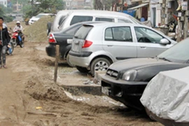 Lập bãi trông xe trái phép để kiếm tiền