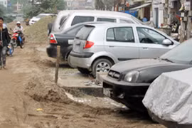 Lập bãi trông xe trái phép để kiếm tiền