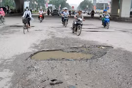 Nút giao thông Mai Dịch “ổ gà” nối tiếp “ ổ voi” 