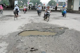 Nút giao thông Mai Dịch “ổ gà” nối tiếp “ ổ voi” 