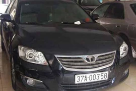 Xe camry vứt giữa đường không ai nhận