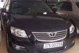 Xe camry vứt giữa đường không ai nhận