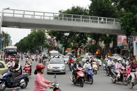 Khẩn trương đưa các cầu bộ hành vào sử dụng