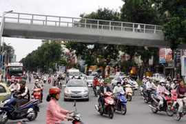 Khẩn trương đưa các cầu bộ hành vào sử dụng