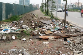 Vỉa hè những con đường tiền tỷ bị phá nát