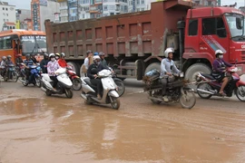 Người và xe cùng lội bùn trên đường Phạm Hùng 