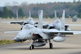 Tiêm kích F-15 Nhật Bản rơi bánh khi chuẩn bị cất cánh