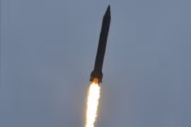 Pakistan lần đầu phóng tên lửa từ tàu ngầm, biểu dương sức mạnh với Ấn Độ